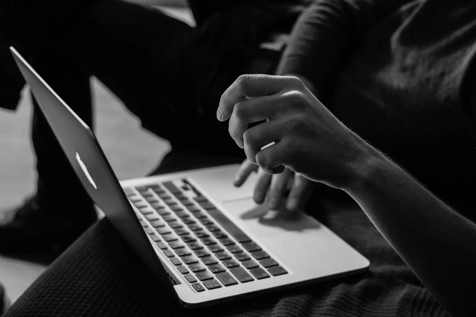 Mão digitando em laptop, representando privacidade de dados do consumidor do futuro